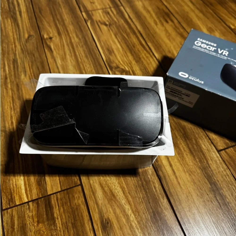 Samsung Smartphone VR Headset Black and White Model SM-R322
